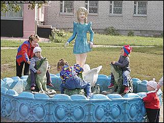    Город украшает себя