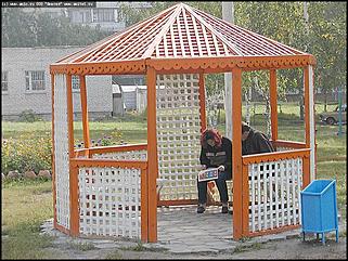    Город украшает себя