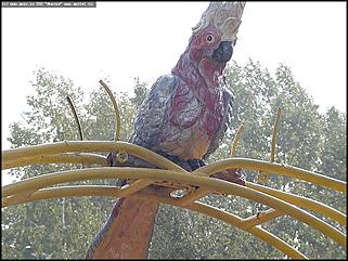    Город украшает себя