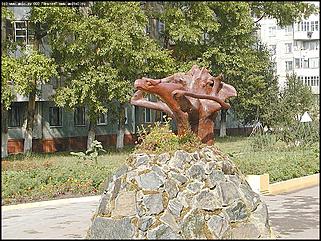    Город украшает себя