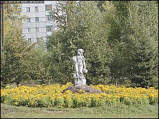    Город украшает себя