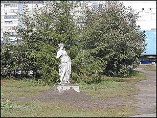    Город украшает себя