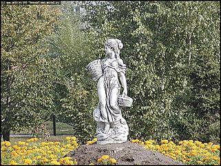    Город украшает себя