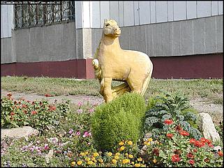    Город украшает себя