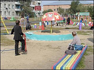    Город украшает себя