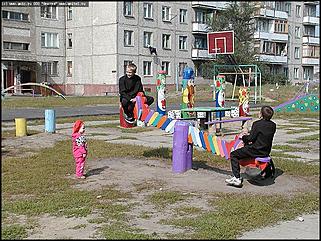    Город украшает себя