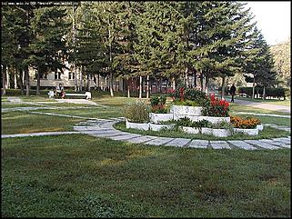    Город украшает себя