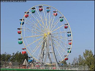    Город украшает себя