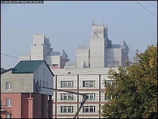    Город украшает себя