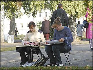    Город украшает себя