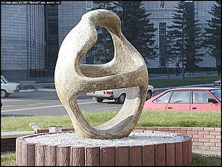    Город украшает себя