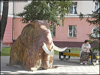    Город украшает себя