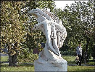    Город украшает себя