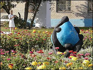    Город украшает себя