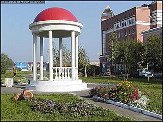    Город украшает себя