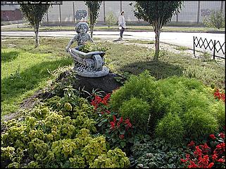    Город украшает себя