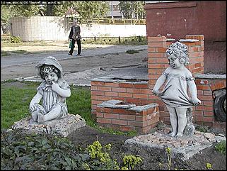    Город украшает себя