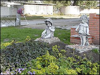    Город украшает себя