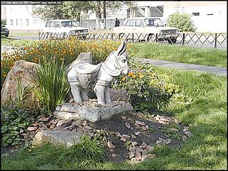    Город украшает себя