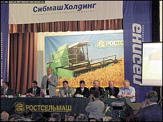    "Алтайские хлеборобы выбирают новые комбайны"