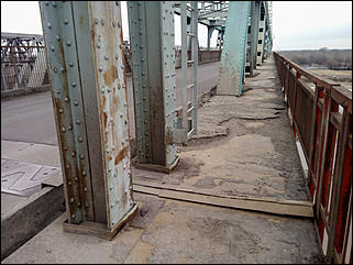 20 апреля 2018 г., Барнаул. Екатерина Смолихина   Почему старый мост в Барнауле становится опасным