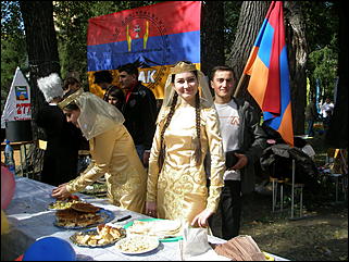 15 сентября 2007 г., Барнаул   Фестиваль национальных кульутр "Единой семьей на Алтае живем"