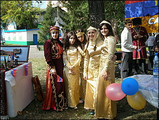 15 сентября 2007 г., Барнаул   Фестиваль национальных кульутр "Единой семьей на Алтае живем"