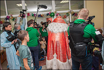 1 декабрь 2016 г., Барнаул © Амител Вячеслав Мельников   Надежда на волшебство. Как Дед Мороз поздравлял детей в отделении онкологии