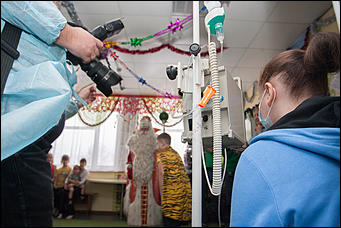 1 декабрь 2016 г., Барнаул © Амител Вячеслав Мельников   Надежда на волшебство. Как Дед Мороз поздравлял детей в отделении онкологии