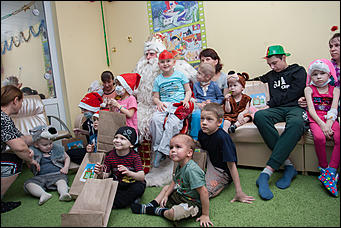 1 декабрь 2016 г., Барнаул © Амител Вячеслав Мельников   Надежда на волшебство. Как Дед Мороз поздравлял детей в отделении онкологии