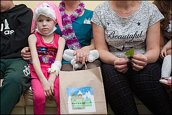 1 декабрь 2016 г., Барнаул © Амител Вячеслав Мельников   Надежда на волшебство. Как Дед Мороз поздравлял детей в отделении онкологии