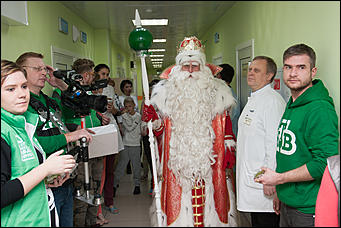 1 декабрь 2016 г., Барнаул © Амител Вячеслав Мельников   Надежда на волшебство. Как Дед Мороз поздравлял детей в отделении онкологии