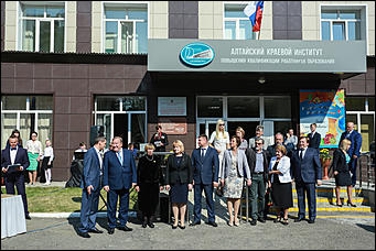 6 сентября 2017 г., Барнаул. Екатерина Смолихина   Дающий знания: памятник "Народному просветителю" открыли в Барнауле