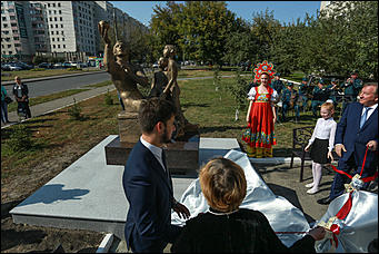 6 сентября 2017 г., Барнаул. Екатерина Смолихина   Дающий знания: памятник "Народному просветителю" открыли в Барнауле