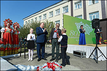 6 сентября 2017 г., Барнаул. Екатерина Смолихина   Дающий знания: памятник "Народному просветителю" открыли в Барнауле
