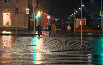 13 октябрь 2020 г., Барнаул   Желтый лоск ночного проспекта. Краски вечернего Барнаула в осенний дождь