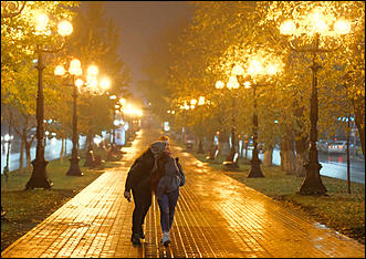 13 октябрь 2020 г., Барнаул   Желтый лоск ночного проспекта. Краски вечернего Барнаула в осенний дождь