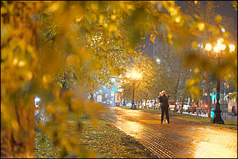 13 октябрь 2020 г., Барнаул   Желтый лоск ночного проспекта. Краски вечернего Барнаула в осенний дождь