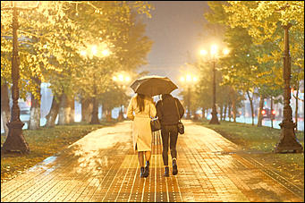 13 октябрь 2020 г., Барнаул   Желтый лоск ночного проспекта. Краски вечернего Барнаула в осенний дождь