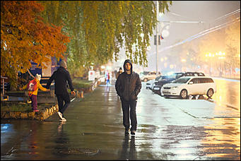 13 октябрь 2020 г., Барнаул   Желтый лоск ночного проспекта. Краски вечернего Барнаула в осенний дождь