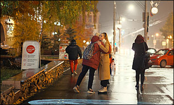 13 октябрь 2020 г., Барнаул   Желтый лоск ночного проспекта. Краски вечернего Барнаула в осенний дождь