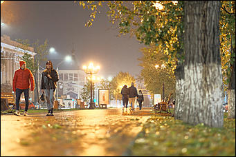 13 октябрь 2020 г., Барнаул   Желтый лоск ночного проспекта. Краски вечернего Барнаула в осенний дождь