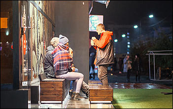 13 октябрь 2020 г., Барнаул   Желтый лоск ночного проспекта. Краски вечернего Барнаула в осенний дождь