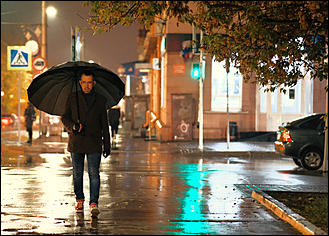 13 октябрь 2020 г., Барнаул   Желтый лоск ночного проспекта. Краски вечернего Барнаула в осенний дождь