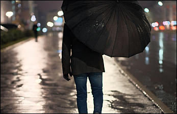 13 октябрь 2020 г., Барнаул   Желтый лоск ночного проспекта. Краски вечернего Барнаула в осенний дождь