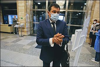 28 мая 2020 г., Барнаул   В масках и соблюдая дистанцию. Как депутаты слушали годовой отчет Виктора Томенко