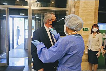 28 мая 2020 г., Барнаул   В масках и соблюдая дистанцию. Как депутаты слушали годовой отчет Виктора Томенко