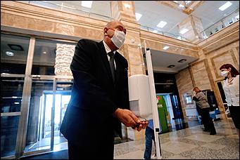 28 мая 2020 г., Барнаул   В масках и соблюдая дистанцию. Как депутаты слушали годовой отчет Виктора Томенко