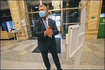 28 мая 2020 г., Барнаул   В масках и соблюдая дистанцию. Как депутаты слушали годовой отчет Виктора Томенко