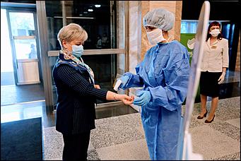 28 мая 2020 г., Барнаул   В масках и соблюдая дистанцию. Как депутаты слушали годовой отчет Виктора Томенко